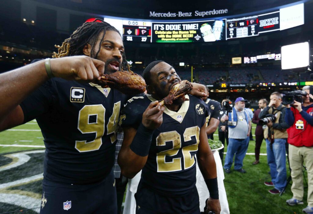 photo-of-NFL-players-eating-turkey