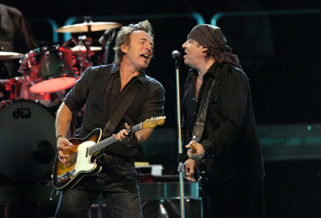 bruce-springsteen-and-little-steven-sing-live-in-2007